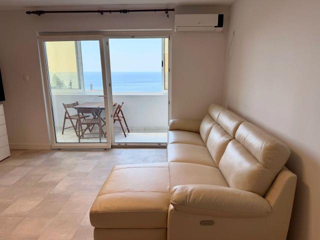 LUKSUZAN JEDNOSOBAN STAN 45 m² SA OTVORENIM POGLEDOM NA MORE – SVETI STEFAN, BUDVA | MOGUĆNOST PLAĆA