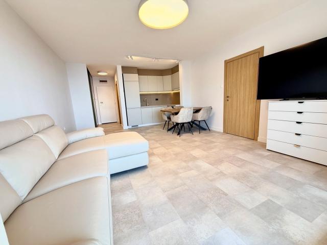 LUKSUZAN JEDNOSOBAN STAN 45 m² SA OTVORENIM POGLEDOM NA MORE – SVETI STEFAN, BUDVA | MOGUĆNOST PLAĆA