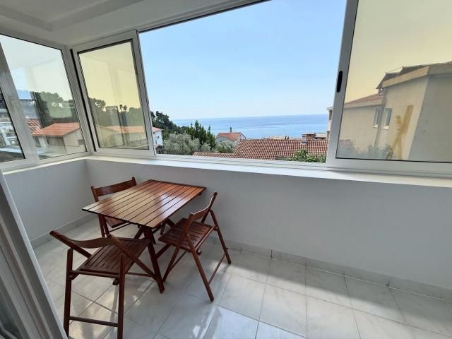 LUKSUZAN JEDNOSOBAN STAN 45 m² SA OTVORENIM POGLEDOM NA MORE – SVETI STEFAN, BUDVA | MOGUĆNOST PLAĆA