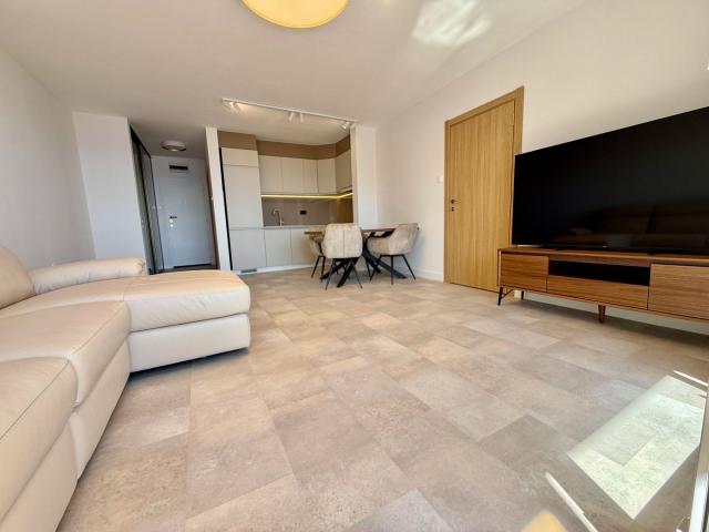 LUKSUZAN JEDNOSOBAN STAN 45 m² SA OTVORENIM POGLEDOM NA MORE – SVETI STEFAN, BUDVA | MOGUĆNOST PLAĆA