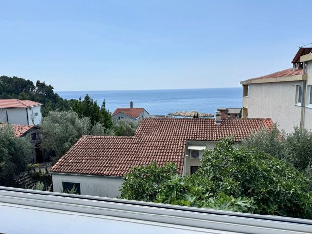 LUKSUZAN JEDNOSOBAN STAN 45 m² SA OTVORENIM POGLEDOM NA MORE – SVETI STEFAN, BUDVA | MOGUĆNOST PLAĆA