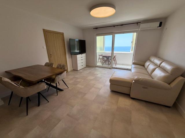 LUKSUZAN JEDNOSOBAN STAN 45 m² SA OTVORENIM POGLEDOM NA MORE – SVETI STEFAN, BUDVA | MOGUĆNOST PLAĆA