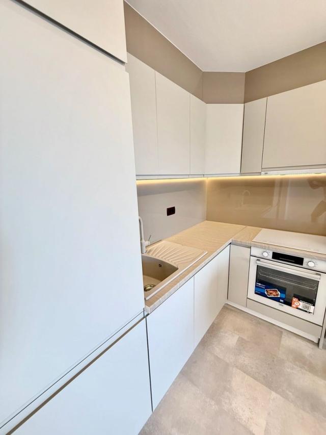 LUKSUZAN JEDNOSOBAN STAN 45 m² SA OTVORENIM POGLEDOM NA MORE – SVETI STEFAN, BUDVA | MOGUĆNOST PLAĆA