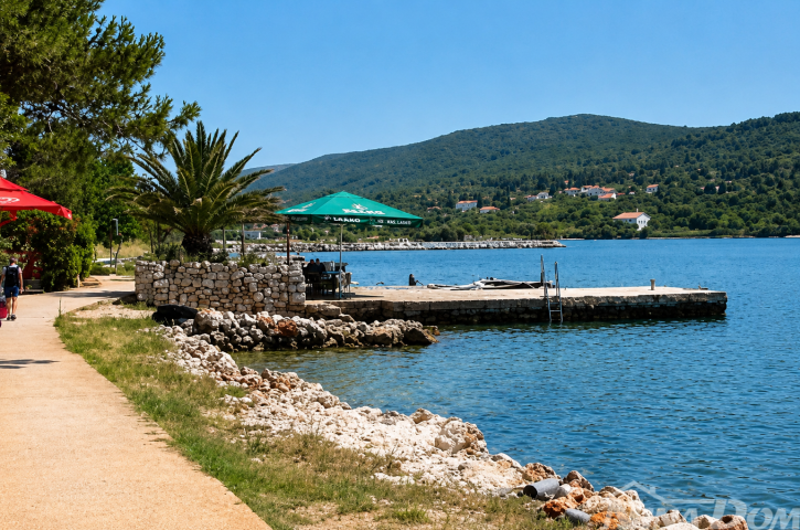 Hrvatska – Dugi otok | 1. red do mora građevinsko zemljišta

Opis: