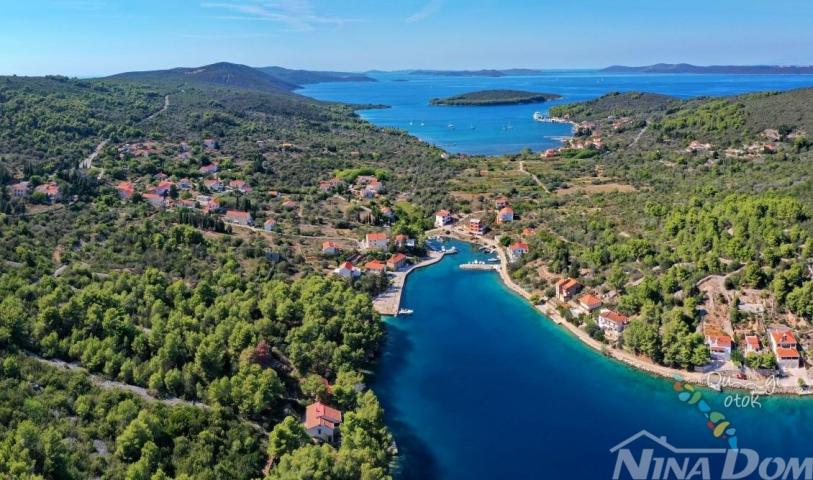 Hrvatska – Dugi otok | 1. red do mora građevinsko zemljišta

Opis: