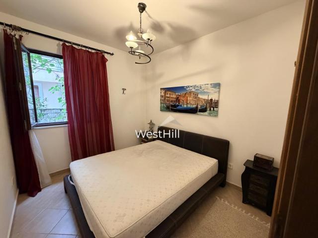 Dvosoban stan sa sopstvenim dvorištem i pogledom na more u Risnu, 78 m2