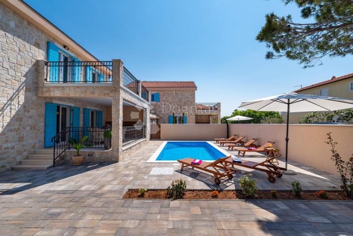 Vila s 5 zvjezdica i uhodanim turističkim poslovanjem u srcu Privlake