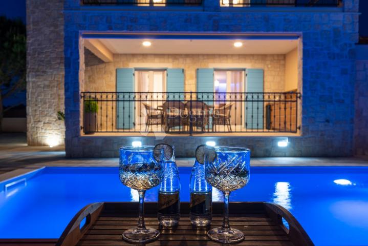 Vila s 5 zvjezdica i uhodanim turističkim poslovanjem u srcu Privlake