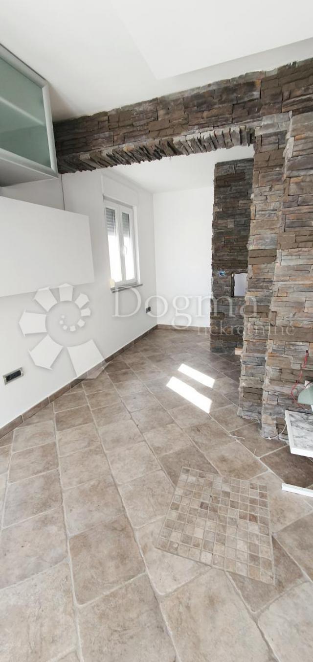 DRENOVA, ETAŽA KUĆE SA DVA ODVOJENA STANA I OKUĆNICOM