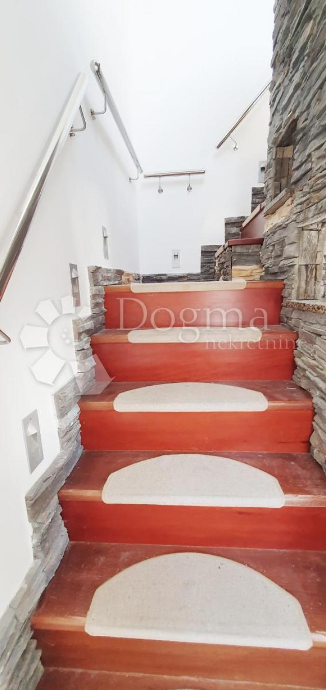 DRENOVA, ETAŽA KUĆE SA DVA ODVOJENA STANA I OKUĆNICOM