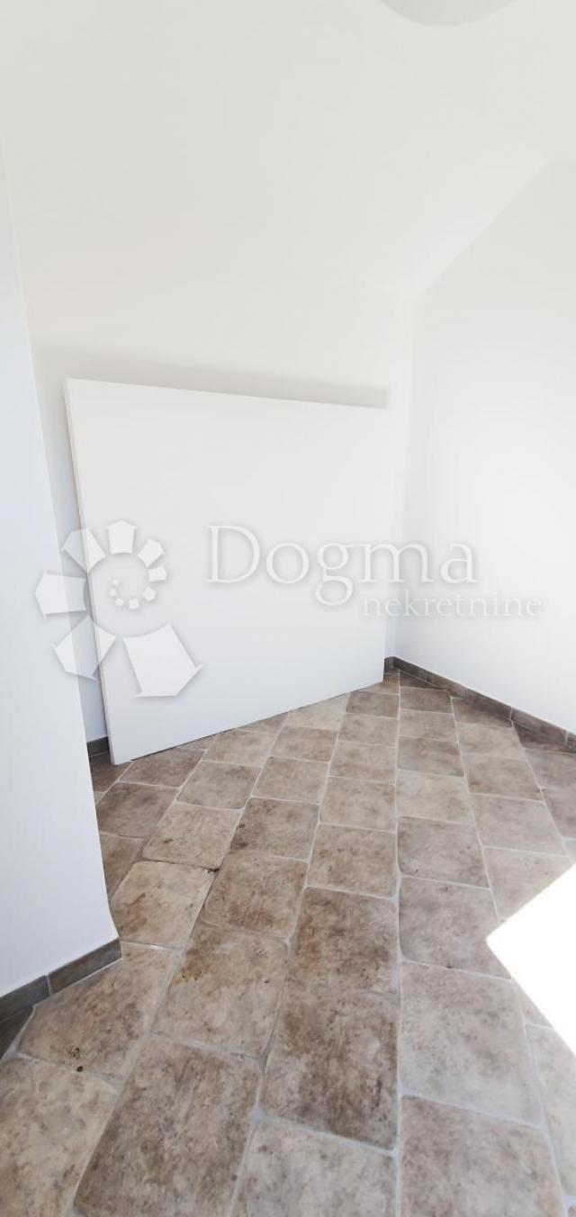 DRENOVA, ETAŽA KUĆE SA DVA ODVOJENA STANA I OKUĆNICOM