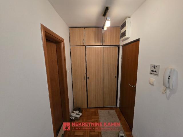 Komforna garsonjera 44m2 adaptirana u jednosoban stan, Gospoština, Budva