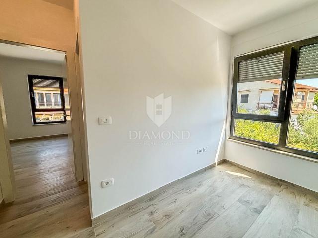 Umag, Lovrečica, Trosoban stan na prvom katu!