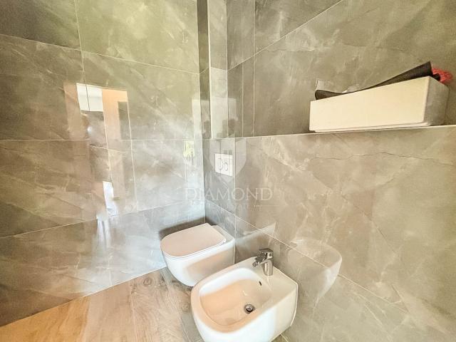 Umag, Lovrečica, Trosoban stan na prvom katu!