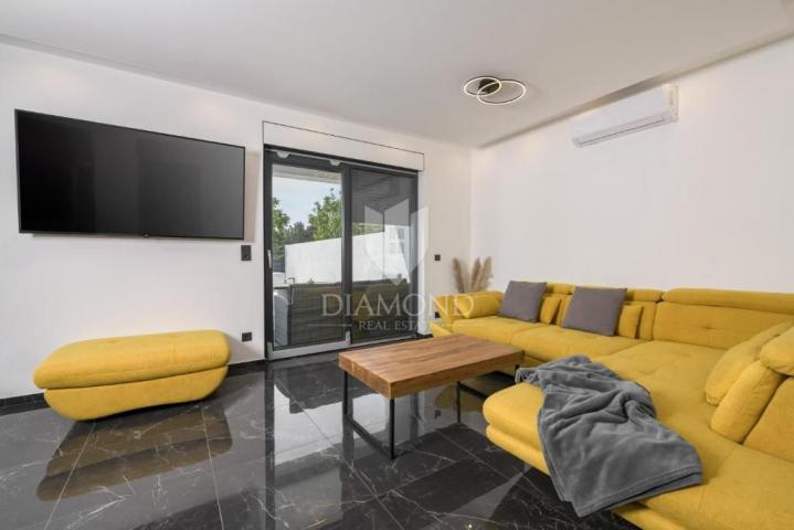 Labin, Moderna vila s bazenom nadomak centra 