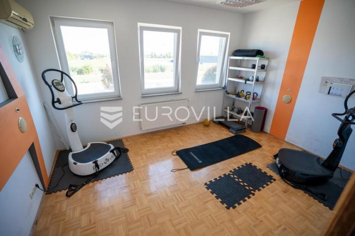 Đakovo, Industrijska zona, poslovna zgrada, 934 m²