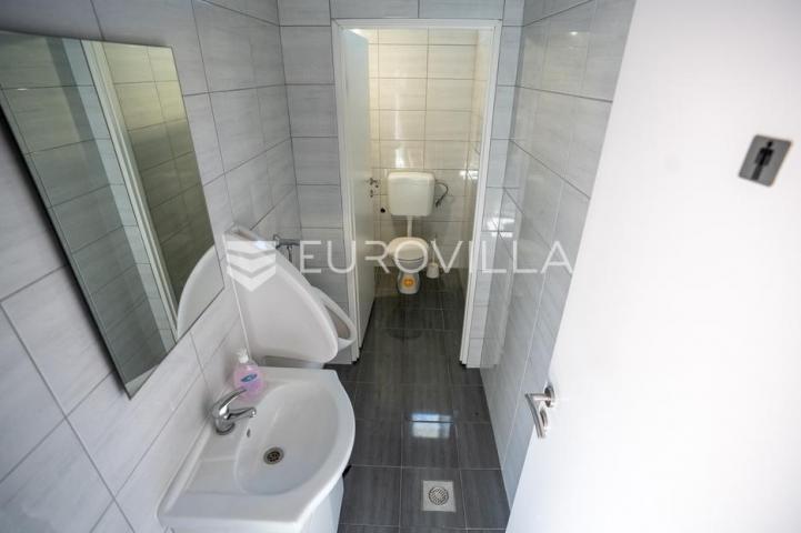 Đakovo, Industrijska zona, poslovna zgrada, 934 m²