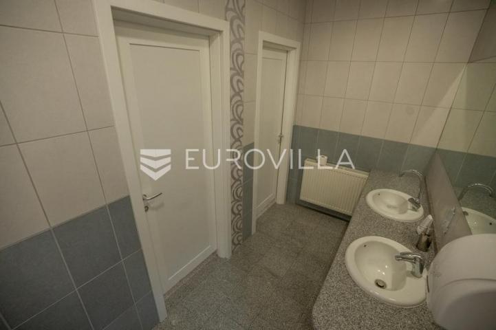Đakovo, Industrijska zona, poslovna zgrada, 934 m²
