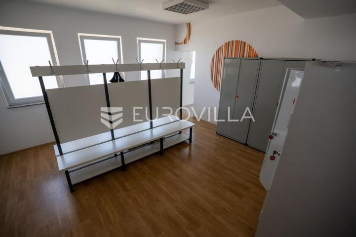 Đakovo, Industrijska zona, poslovna zgrada, 934 m²