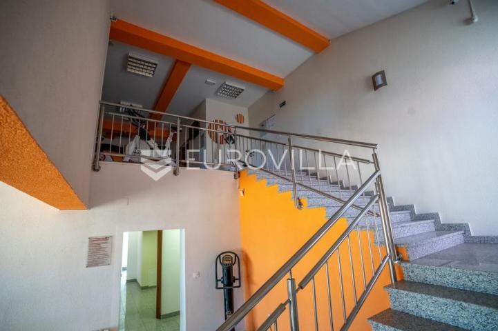 Đakovo, Industrijska zona, poslovna zgrada, 934 m²