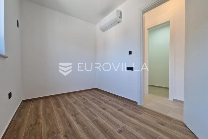 Vir, trosobni apartman s krovnom terasom, pogled na more i okolicu