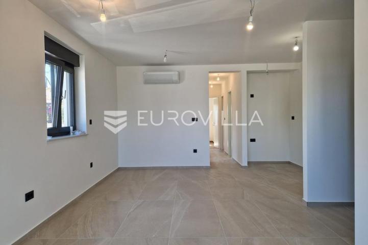 Vir, trosobni apartman s krovnom terasom, pogled na more i okolicu