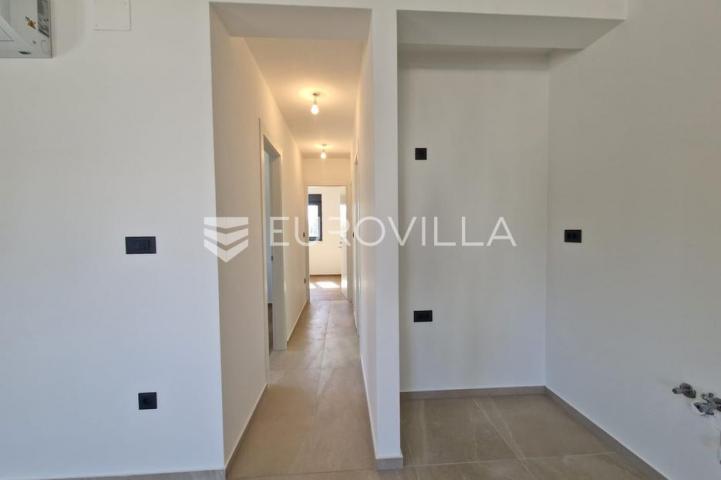 Vir, trosobni apartman s krovnom terasom, pogled na more i okolicu
