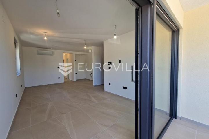 Vir, trosobni apartman s krovnom terasom, pogled na more i okolicu