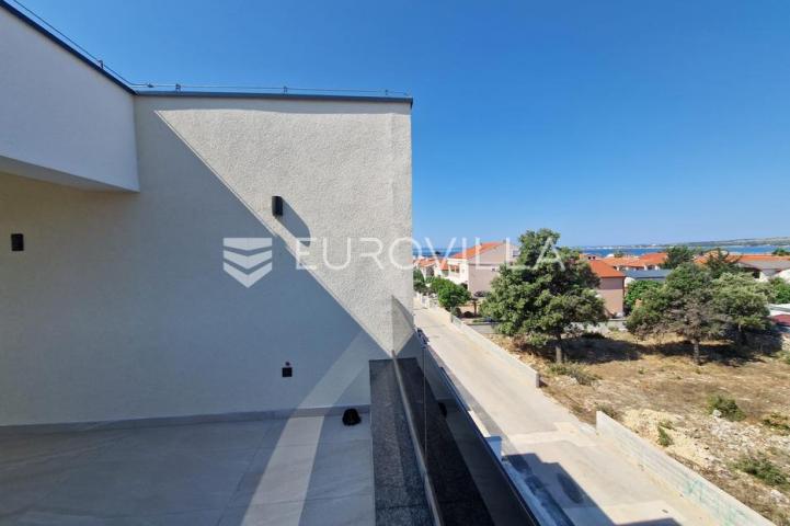 Vir, trosobni apartman s krovnom terasom, pogled na more i okolicu