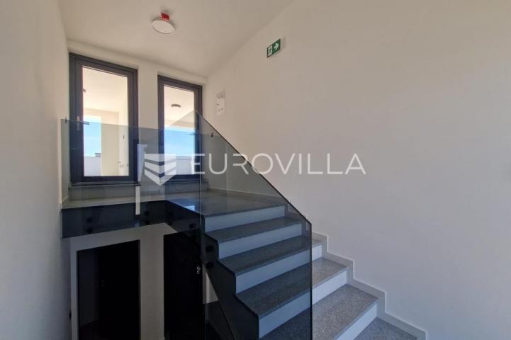 Vir, trosobni apartman s krovnom terasom, pogled na more i okolicu