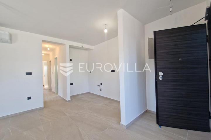 Vir, trosobni apartman s krovnom terasom, pogled na more i okolicu
