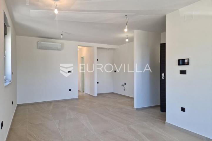 Vir, trosobni apartman s krovnom terasom, pogled na more i okolicu