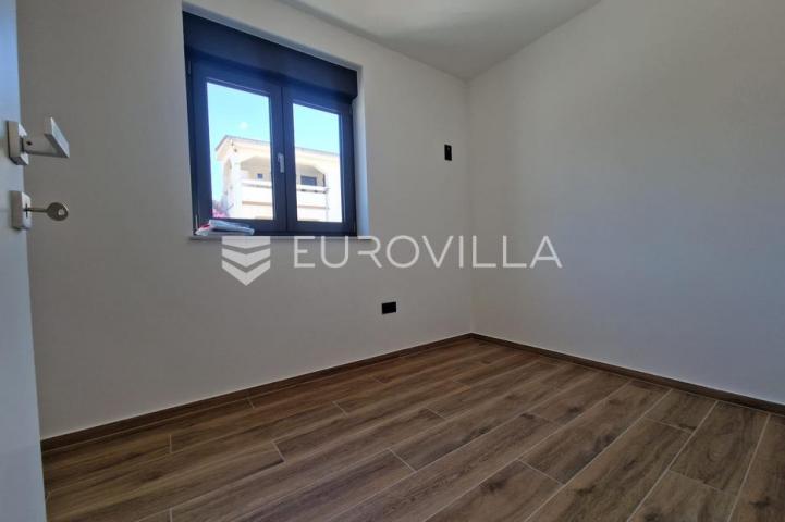 Vir, trosobni apartman s krovnom terasom, pogled na more i okolicu