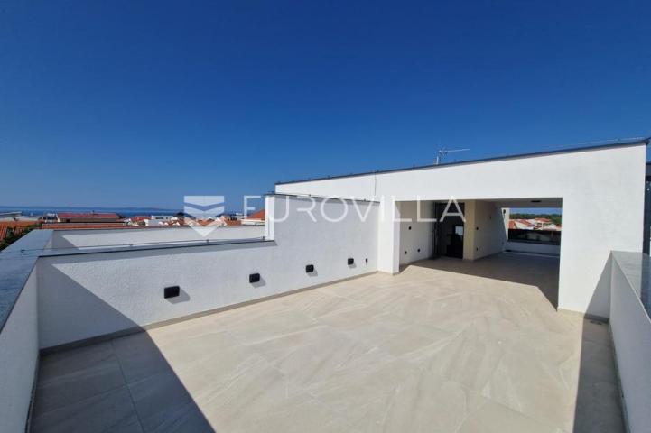 Vir, trosobni apartman s krovnom terasom, pogled na more i okolicu