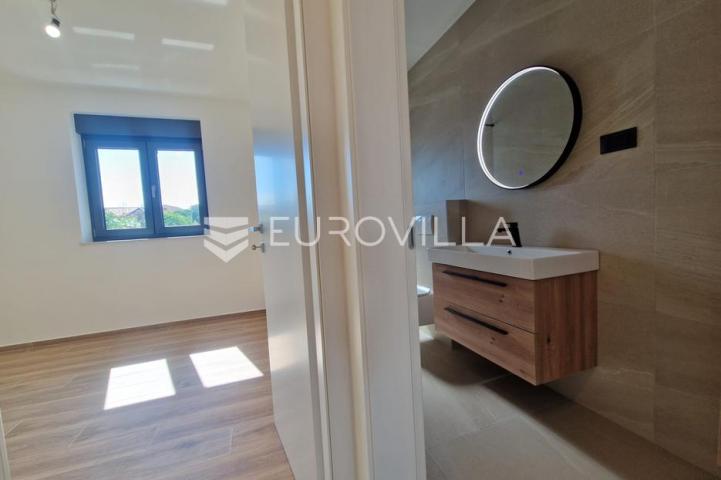 Vir, trosobni apartman s krovnom terasom, pogled na more i okolicu