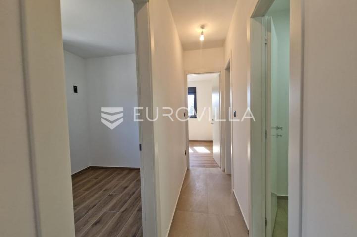 Vir, trosobni apartman s krovnom terasom, pogled na more i okolicu