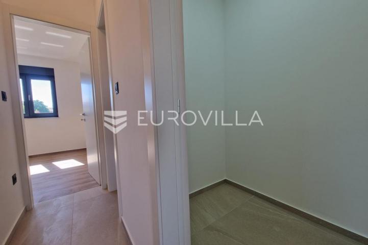 Vir, trosobni apartman s krovnom terasom, pogled na more i okolicu