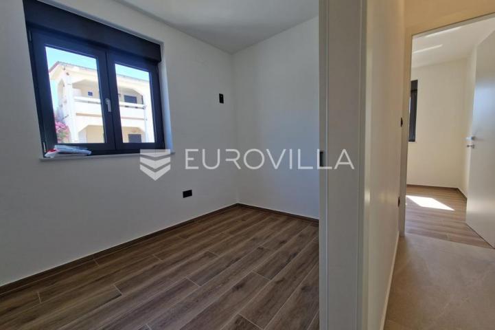 Vir, trosobni apartman s krovnom terasom, pogled na more i okolicu