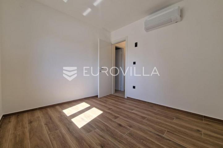Vir, trosobni apartman s krovnom terasom, pogled na more i okolicu