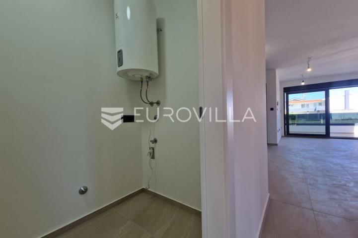 Vir, trosobni apartman s krovnom terasom, pogled na more i okolicu