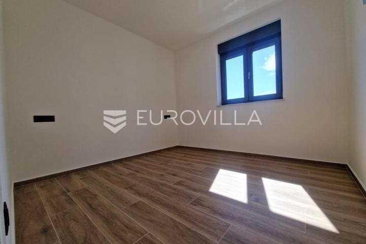Vir, trosobni apartman s krovnom terasom, pogled na more i okolicu