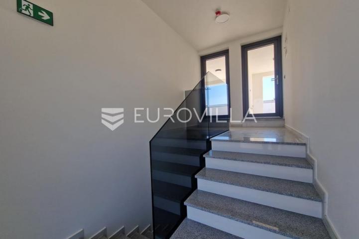 Vir, trosobni apartman s krovnom terasom, pogled na more i okolicu