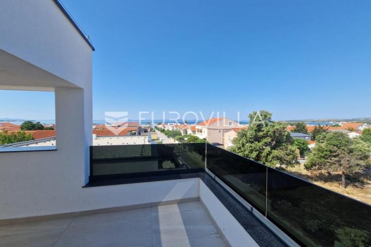 Vir, trosobni apartman s krovnom terasom, pogled na more i okolicu
