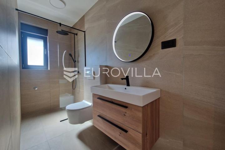 Vir, trosobni apartman s krovnom terasom, pogled na more i okolicu