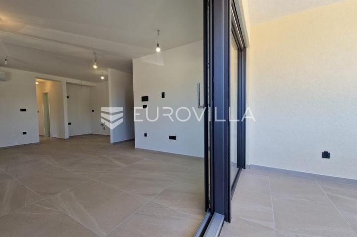 Vir, trosobni apartman s krovnom terasom, pogled na more i okolicu