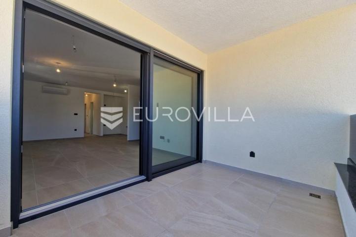 Vir, trosobni apartman s krovnom terasom, pogled na more i okolicu