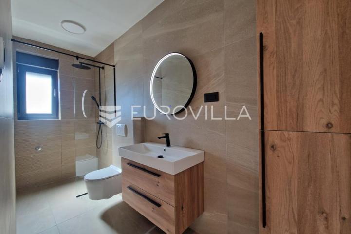 Vir, trosobni apartman s krovnom terasom, pogled na more i okolicu