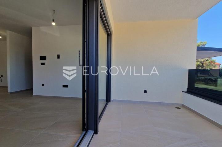 Vir, trosobni apartman s krovnom terasom, pogled na more i okolicu