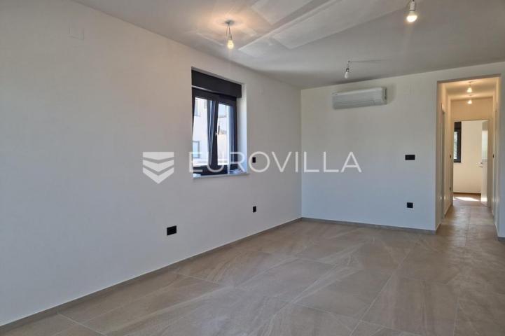 Vir, trosobni apartman s krovnom terasom, pogled na more i okolicu