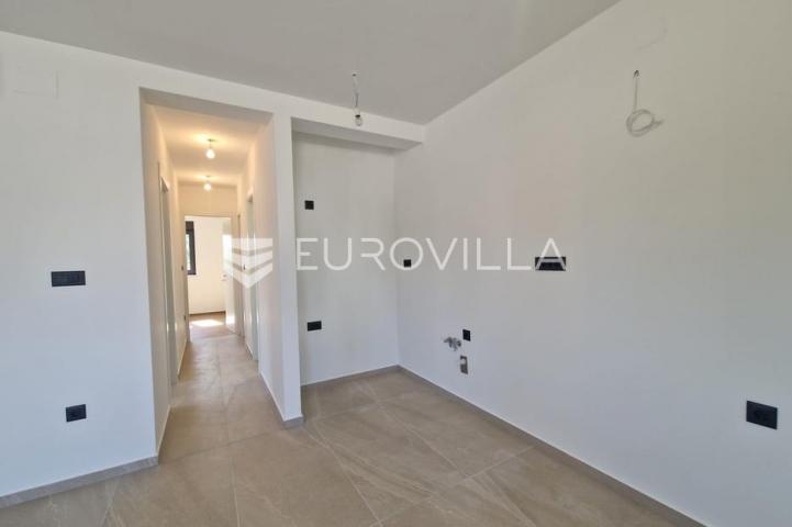 Vir, trosobni apartman s krovnom terasom, pogled na more i okolicu